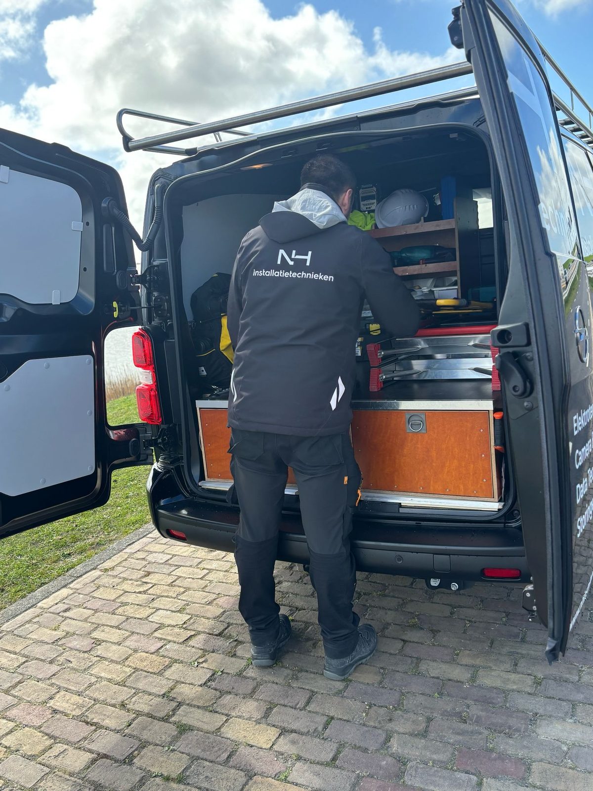 Elektricien van NH Installatietechnieken aan het werk in Sneek