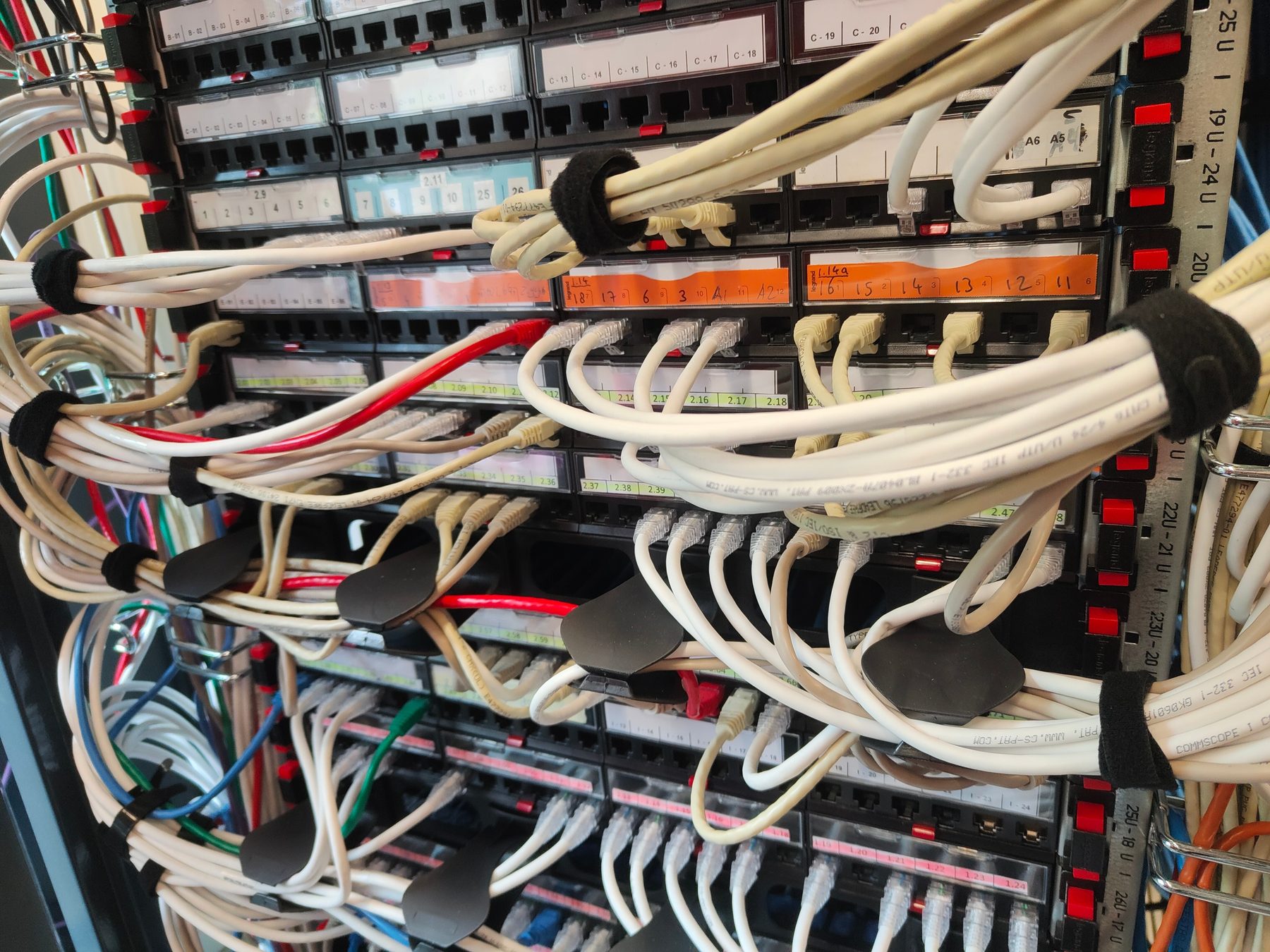Patchkast en netwerkbekabeling door NH Installatietechnieken